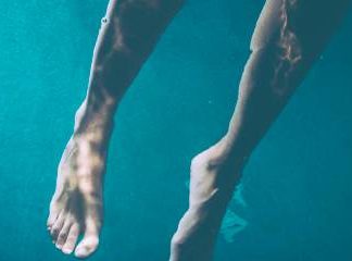 Звуки барахтанья ногами в воде