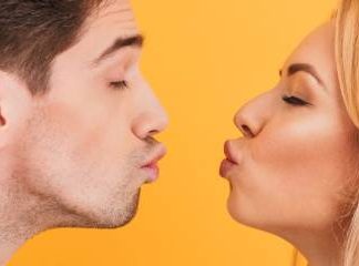 Звуки поцелуя людей: громкие, смачные в губы и щёку
